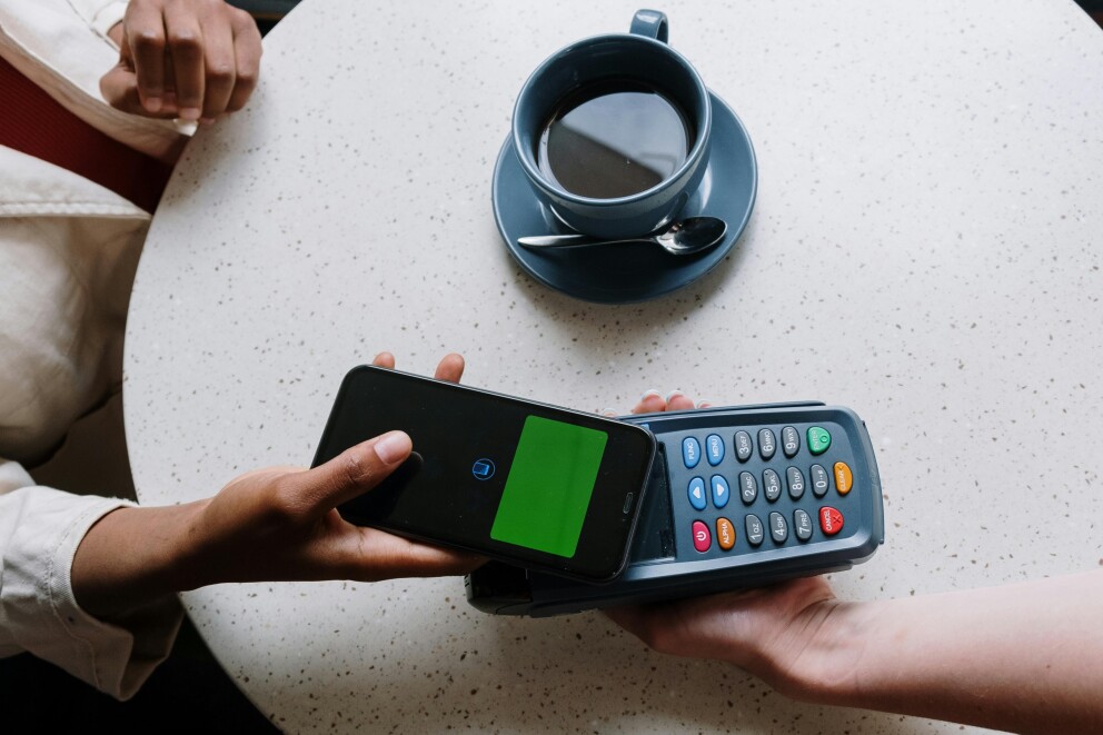 Using phone to wirelessly pay at EFTPOS machine
